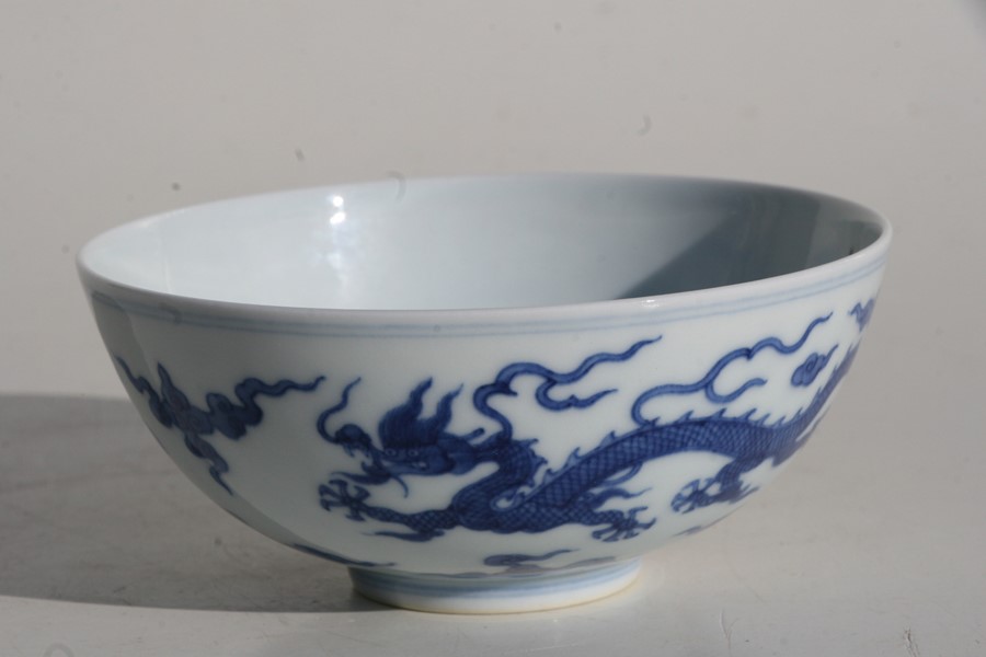 A 19th century Chinese blue & white bowl decorated with dragons amongst clouds, Qianlong seal mark - Image 6 of 11