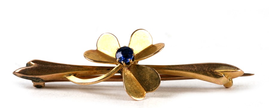 An Edwardian yellow metal shamrock leaf bar brooch.