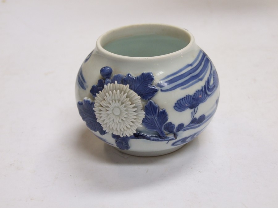 A Chinese blue & white lidded brush washer decorated with flowers, 10cms (4ins) diameter; together - Image 10 of 15