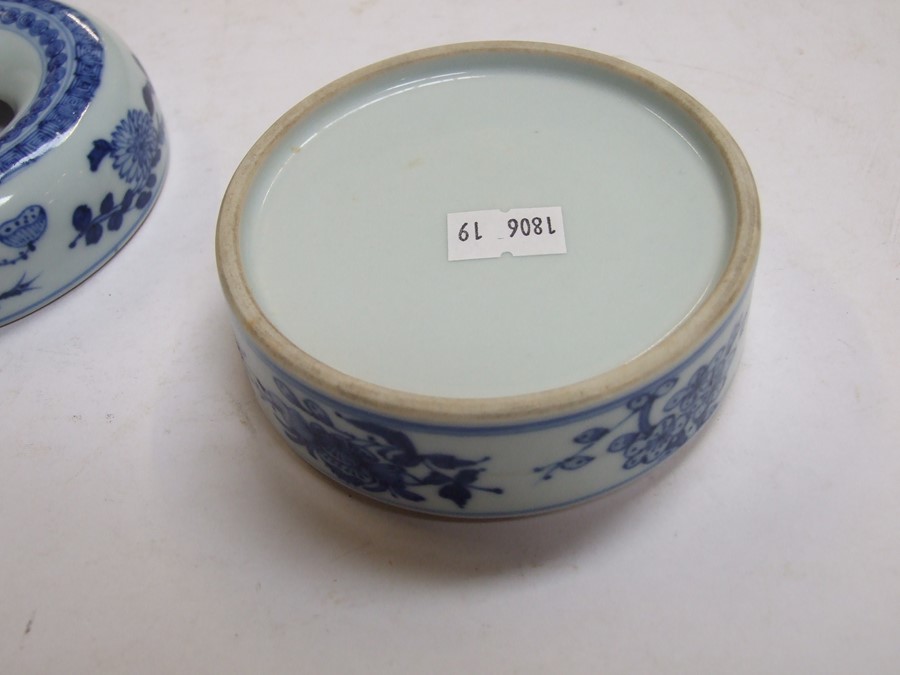 A Chinese blue & white lidded brush washer decorated with flowers, 10cms (4ins) diameter; together - Image 8 of 15