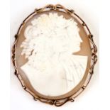 A large 9ct mounted double headed carved cameo shell brooch, 6.5cms (2.5ins) high.