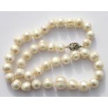A natural pearl bead necklace, 45cms (17.75ins) long.