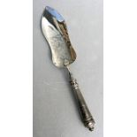 An Edwardian French silver cake slice, the blade engraved with fish, the handle with engine turned