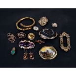 A Quantity of Victorian Pinchbeck and similar jewellery to include agate brooches, a mourning brooch