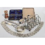 A quantity of items to include an extending silver plated toast rack, manicure set, an owl letter