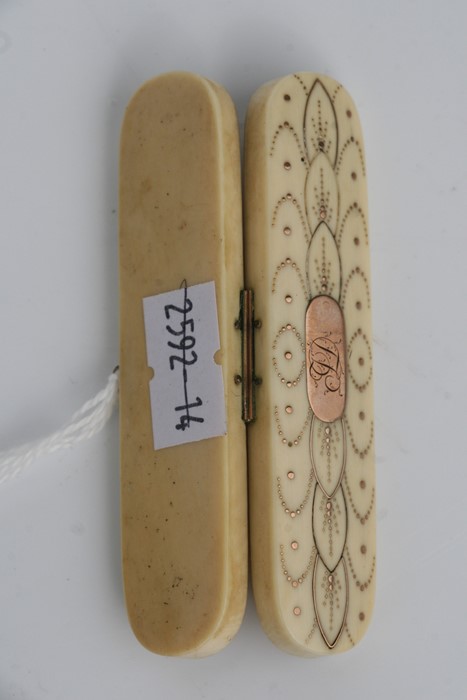 A Georgian yellow metal inlaid ivory toothpick box with central oval cartouche initialled 'JD', 8cms - Image 2 of 4