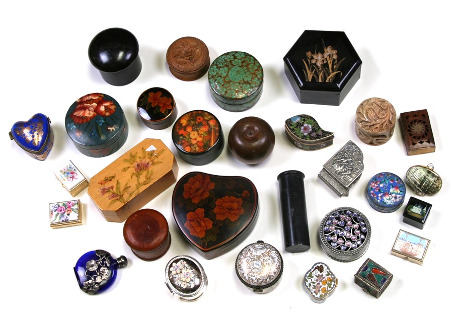 A large quantity of collectable boxes to include cloisonne, enamel, lacquer and papier mache.