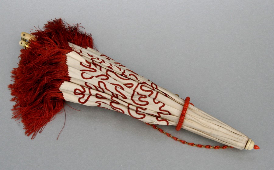 A 19th century ladies folding parasol, the silk canopy with coral coloured wavy line embroidery - Image 2 of 6