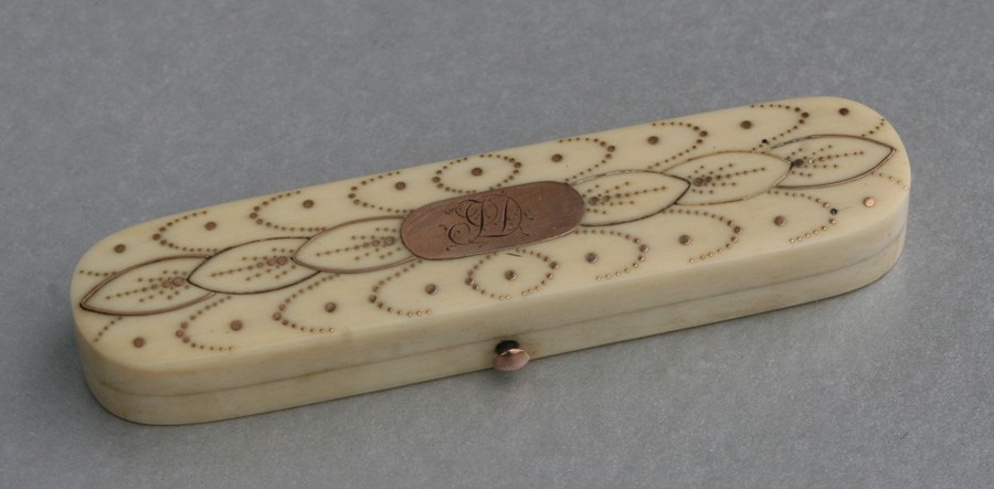 A Georgian yellow metal inlaid ivory toothpick box with central oval cartouche initialled 'JD', 8cms