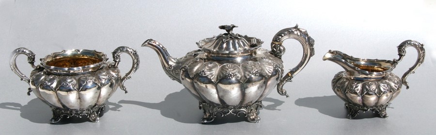 A William IV silver three-piece tea set of circular melon repousse form, with acanthus and flower - Image 2 of 2