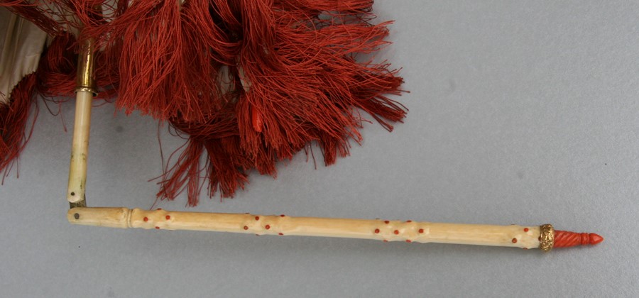 A 19th century ladies folding parasol, the silk canopy with coral coloured wavy line embroidery - Image 5 of 6