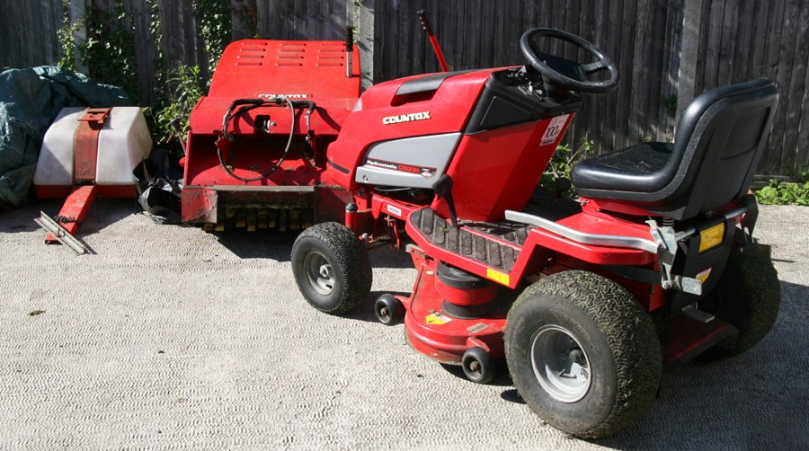 A Countax C600H Hydrostatic ride-on lawn mower / smallholder tractor with ten cutting heights, - Image 2 of 5