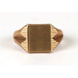 A 9ct gold gentleman's signet ring, weight 3.9g, approx UK size 'P'.
