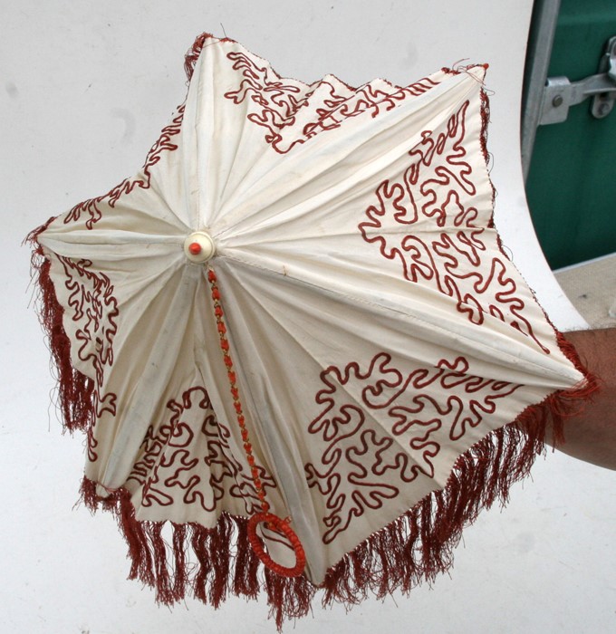 A 19th century ladies folding parasol, the silk canopy with coral coloured wavy line embroidery - Image 3 of 6