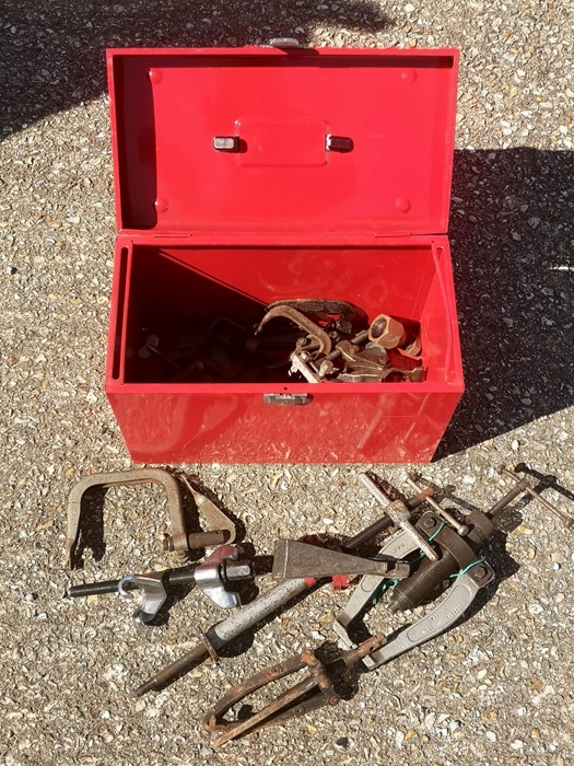 A quantity of assorted body work tools to include a Pickavant No. 216, other pullers and similar