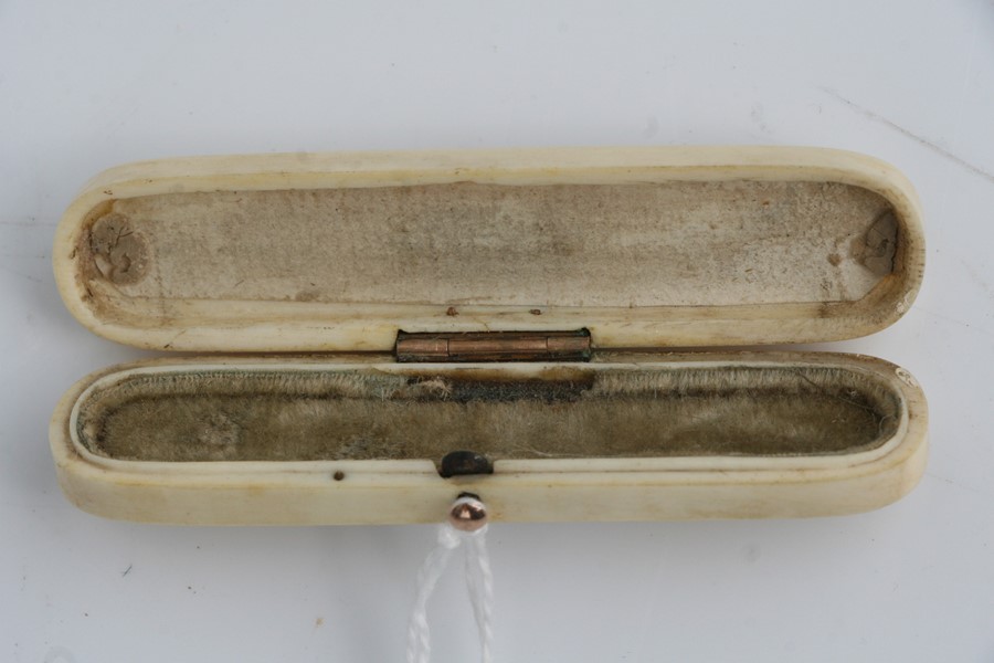 A Georgian yellow metal inlaid ivory toothpick box with central oval cartouche initialled 'JD', 8cms - Image 4 of 4