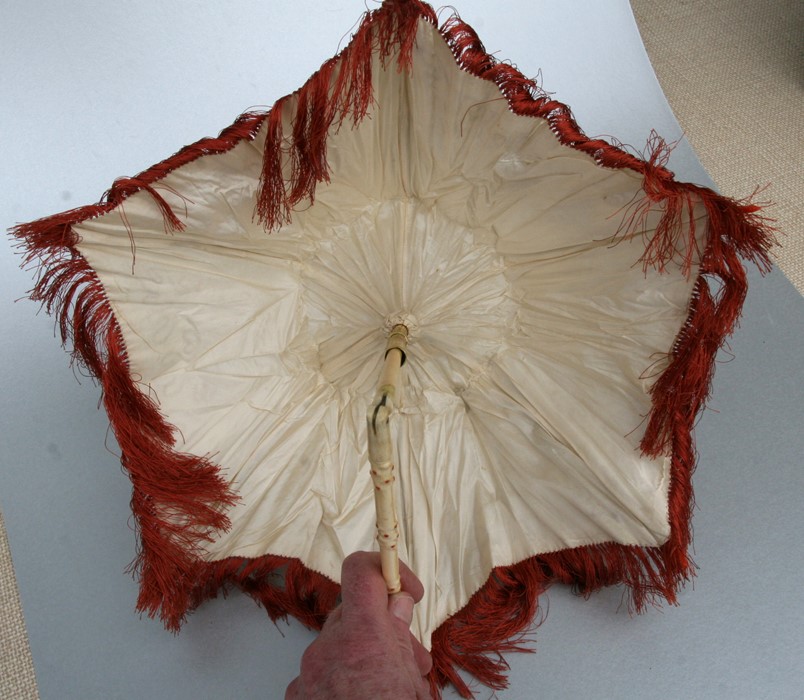 A 19th century ladies folding parasol, the silk canopy with coral coloured wavy line embroidery - Image 4 of 6