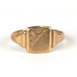 A 9ct gold gentleman's signet ring, weight 3.1g, approx UK size 'W'.