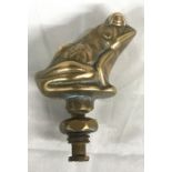 An Accessory car mascot, in the form of a seated frog, cast brass, 7 cm, 2ó high