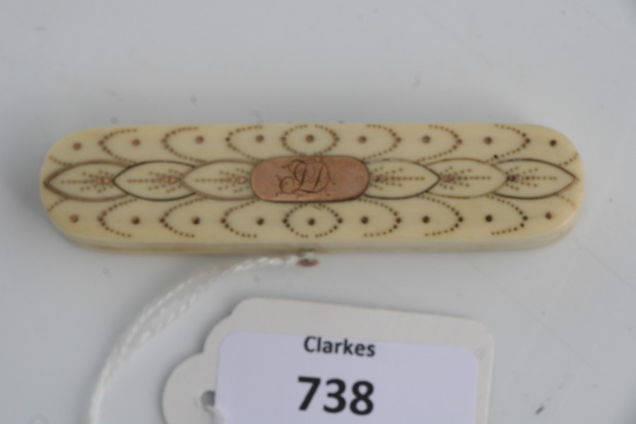 A Georgian yellow metal inlaid ivory toothpick box with central oval cartouche initialled 'JD', 8cms - Image 3 of 4