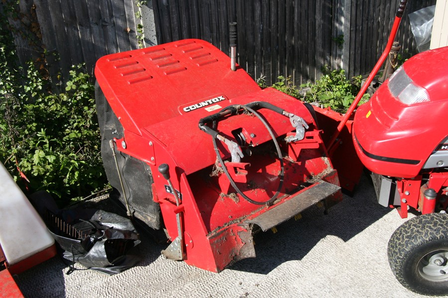A Countax C600H Hydrostatic ride-on lawn mower / smallholder tractor with ten cutting heights, - Image 3 of 5