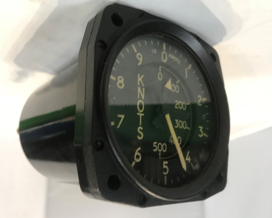 A military issue aircraft knots dashboard clock, made by Smiths, model No. 3, ref No. 6A/4133, 8 - Image 3 of 3