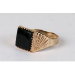 A gentleman's 9ct gold signet ring set with onyx, approx UK size 'T'.