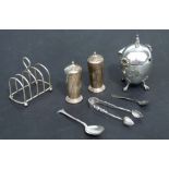 An Edwardian four-division silver toast rack; Birmingham 1903 and makers mark for Heath & Middleton;