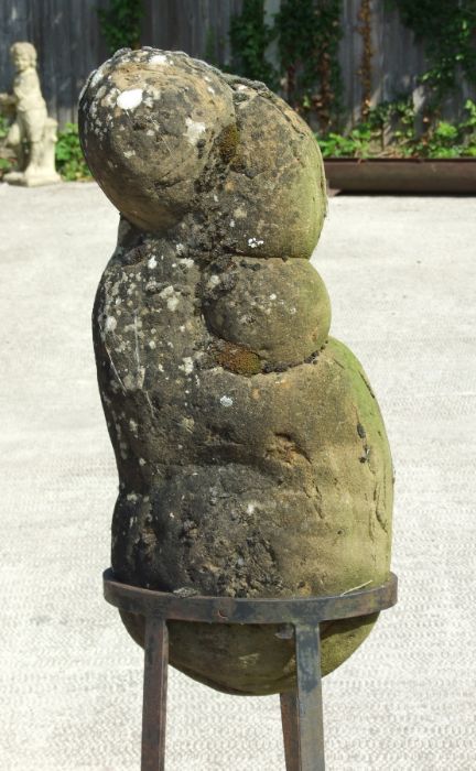 A sandstone carving in the manner of Henry Moore depicting s stylised mother and child mounted on - Image 3 of 4