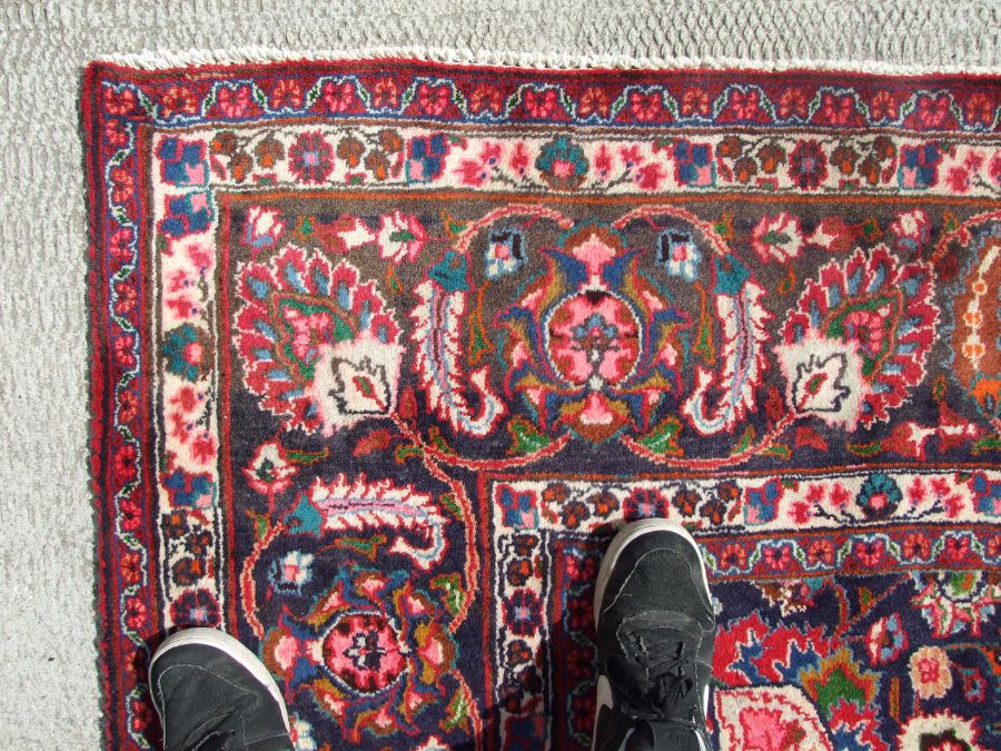 A Persian Mashad woollen hand knotted carpet with central foliate gul within foliate borders, on a - Image 5 of 6