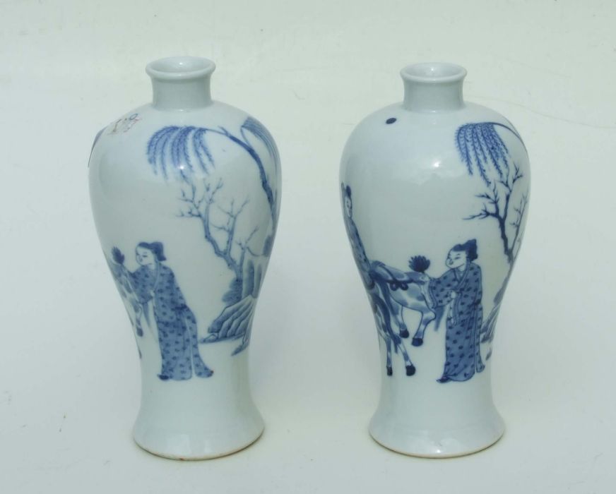 A pair of Chinese blue & white meiping vases decorated with figures and horses in a landscape, 23cms - Image 4 of 7