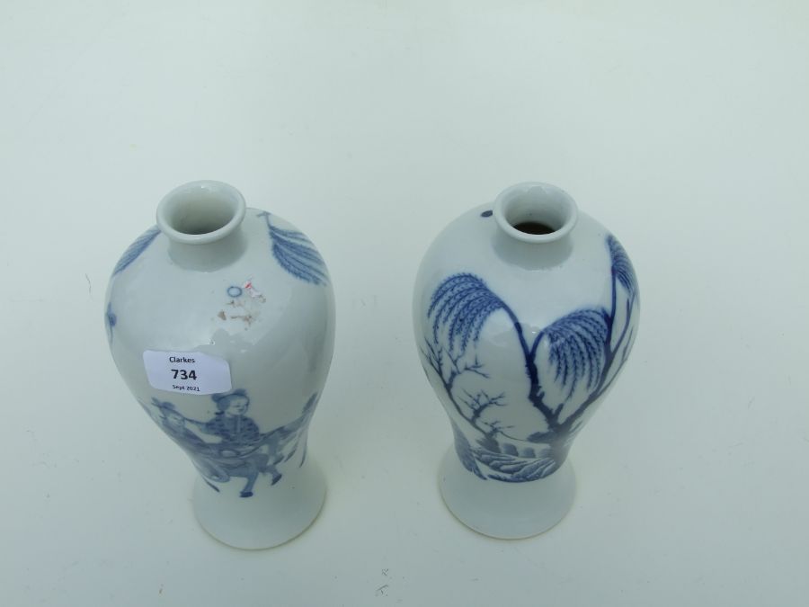 A pair of Chinese blue & white meiping vases decorated with figures and horses in a landscape, 23cms - Image 7 of 7