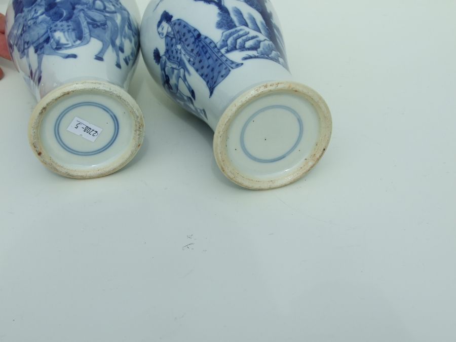 A pair of Chinese blue & white meiping vases decorated with figures and horses in a landscape, 23cms - Image 6 of 7