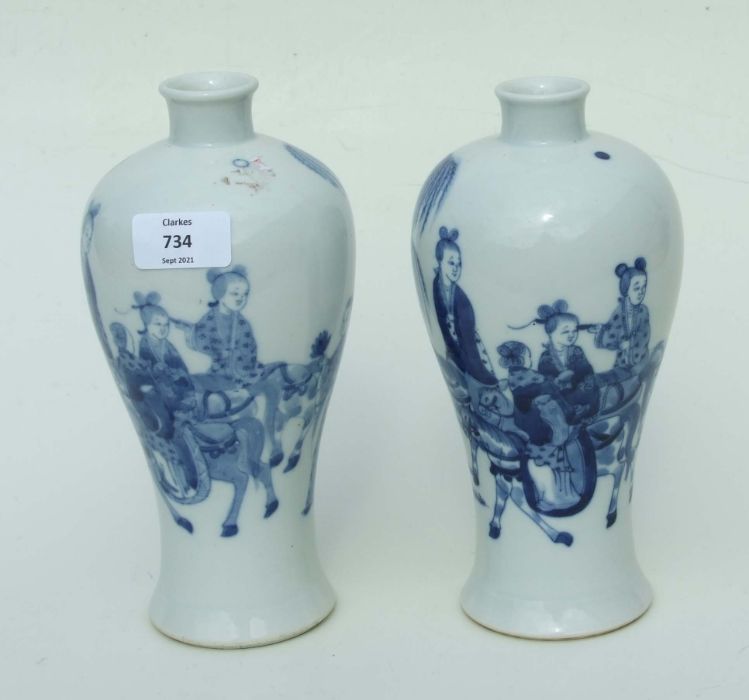 A pair of Chinese blue & white meiping vases decorated with figures and horses in a landscape, 23cms - Image 3 of 7