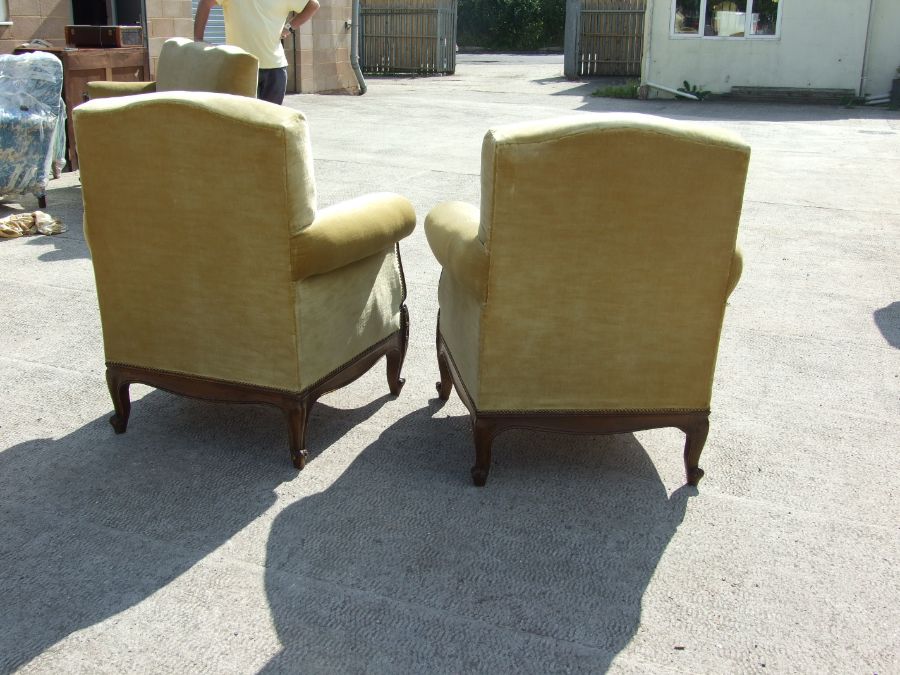A pair of French upholstered armchairs (2). - Image 2 of 2