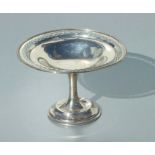 A silver tazza with pierced rim, Birmingham 1919, weight 237g.