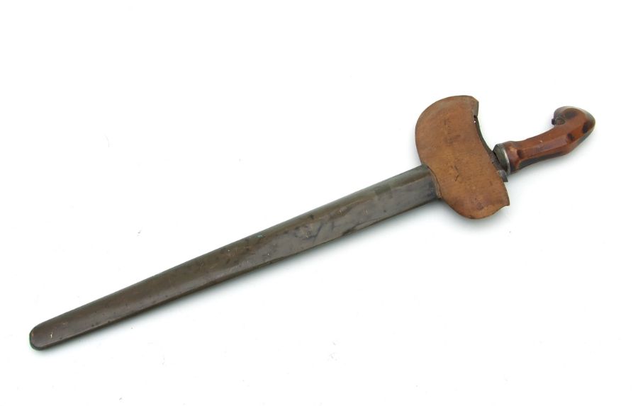 An Indonesian Kris in its wood and brass scabbard. Blade length 37cms (14.5ins) - Image 3 of 4