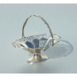 A silver basket with pierced rim and swing handle, Birmingham 1920, weight 162g.