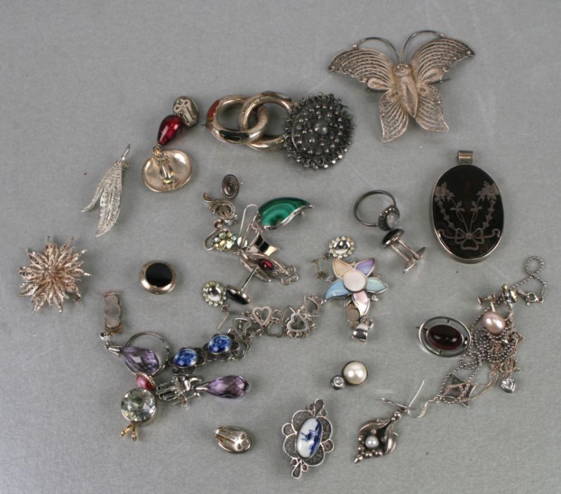 A quantity of silver and white metal jewellery to include a Scottish pebble brooch and a
