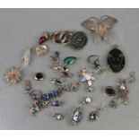 A quantity of silver and white metal jewellery to include a Scottish pebble brooch and a