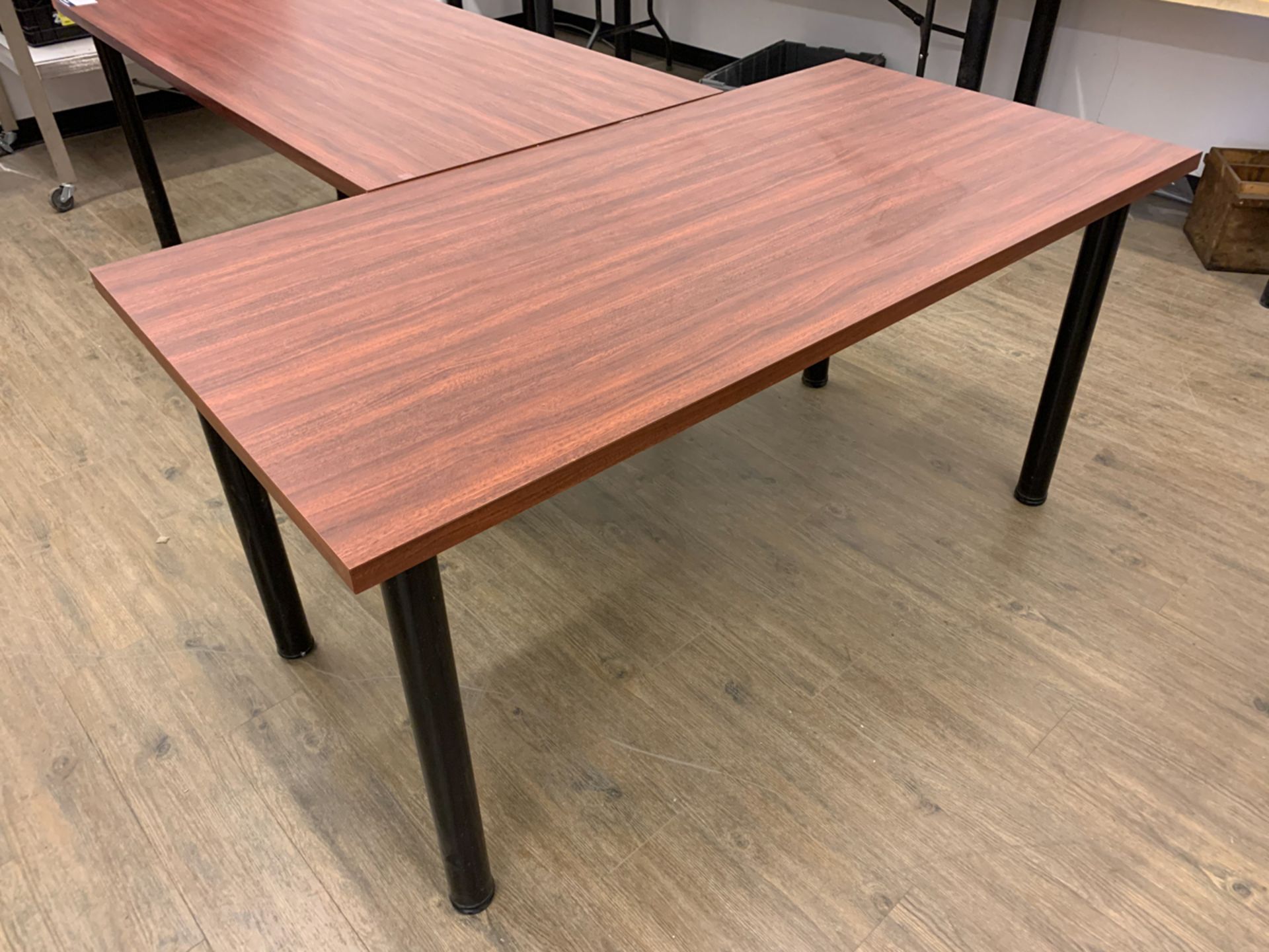 LOT DE 2 TABLES EN MELAMINE, 60" X 30" X 29" & 72" X 30" X 29" - Image 3 of 3