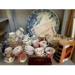 SHELF OF CHINA COLLECTABLES INCLUDING 2 LARGE DELFT STYLE PLATES, CUPS & SAUCERS TO INCLUDE ROYAL