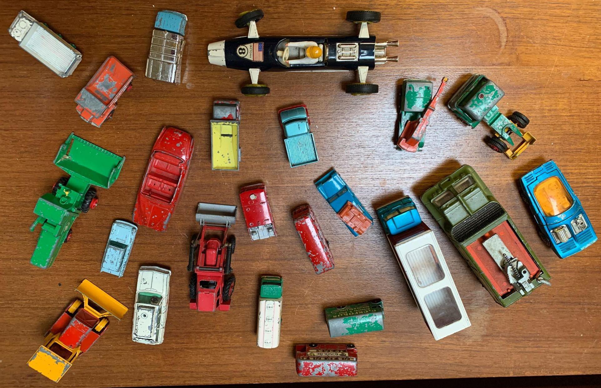 VARIOUS PLAYWORN DIE CAST VEHICLES TO INCLUDE DINKY, MATCHBOX & TRI-ANG & A DRAUGHTSMANS SET - Image 4 of 8