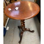 ROUND MAHOGANY OCCASIONAL TABLE WITH BARLEY TWIST SUPPORT & ON 3 OUTSWEPT FEET