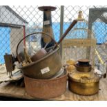 SHELF OF ITEMS TO INCLUDE COPPER SAUCEPANS, PANS, SINGER SEWING MACHINE, METAL TINS, ORNAMENTAL BIRD