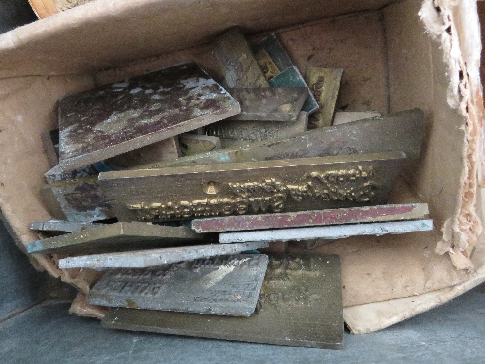 METAL CRATE TO INCLUDE SMALLS, COLLECTABLES, METAL PRINTING BLOCKS, MIDDLE EASTERN DAGGER ETC - Image 2 of 5