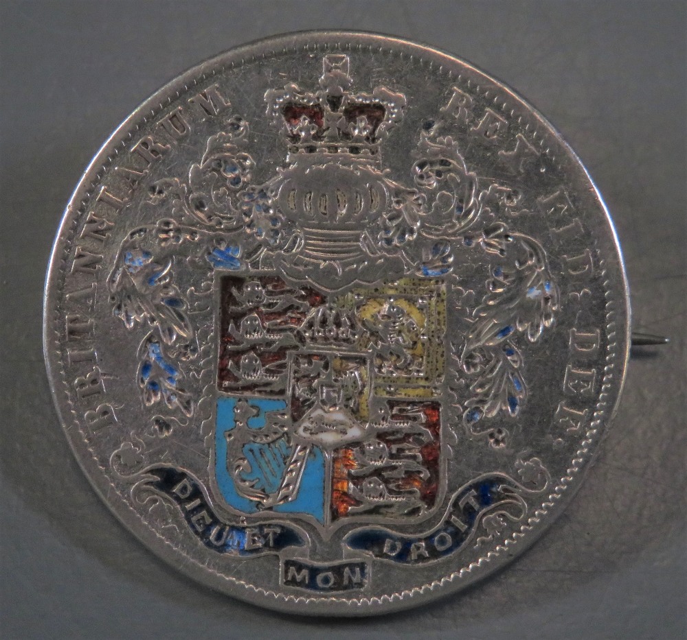 A GEORGE IV 1825 'BARE HEAD' HALF CROWN, ENAMELLED AND CONVERTED TO A BROOCH