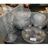 QUANTITY OF GLASSWARE TO INCLUDE BOWLS, VASES ETC