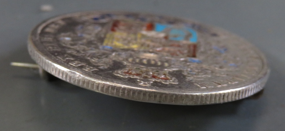 A GEORGE IV 1825 'BARE HEAD' HALF CROWN, ENAMELLED AND CONVERTED TO A BROOCH - Bild 4 aus 4