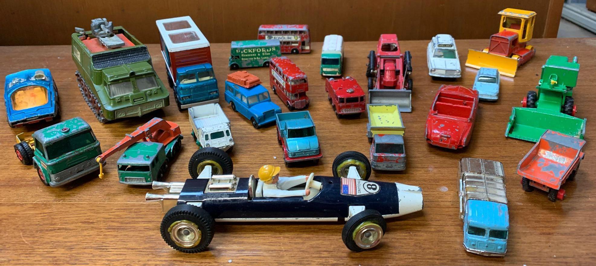 VARIOUS PLAYWORN DIE CAST VEHICLES TO INCLUDE DINKY, MATCHBOX & TRI-ANG & A DRAUGHTSMANS SET - Image 5 of 8